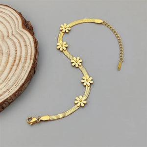 Elegant Gold Daisy Flower Bracelet for Women