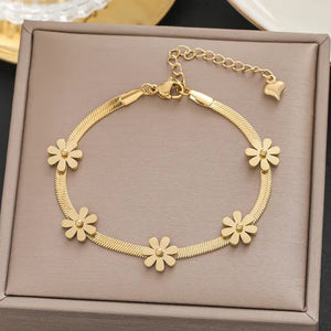 Elegant Gold Daisy Flower Bracelet for Women